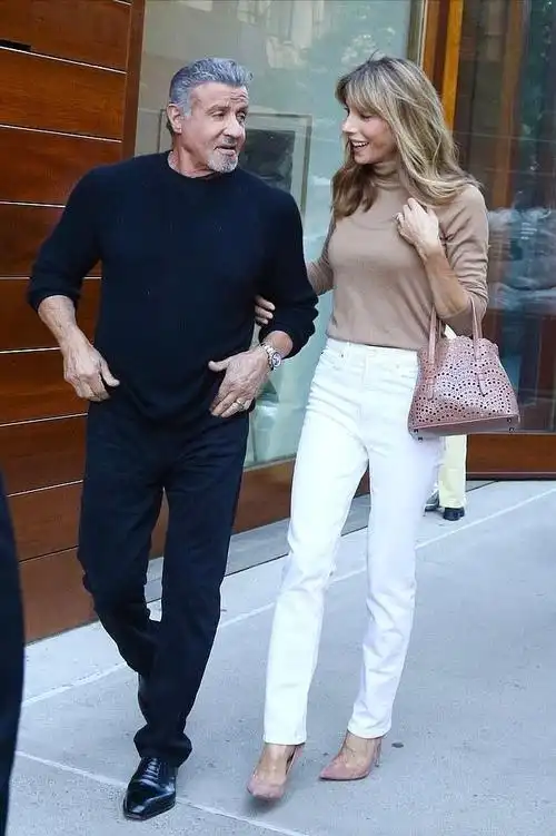 76岁史泰龙带老婆女儿走红毯!和老婆不离婚心情大好,女儿太惊艳