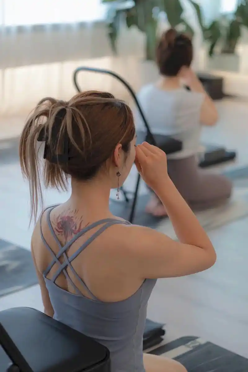 78椅子瑜伽 缓和背部 专注身体正位.