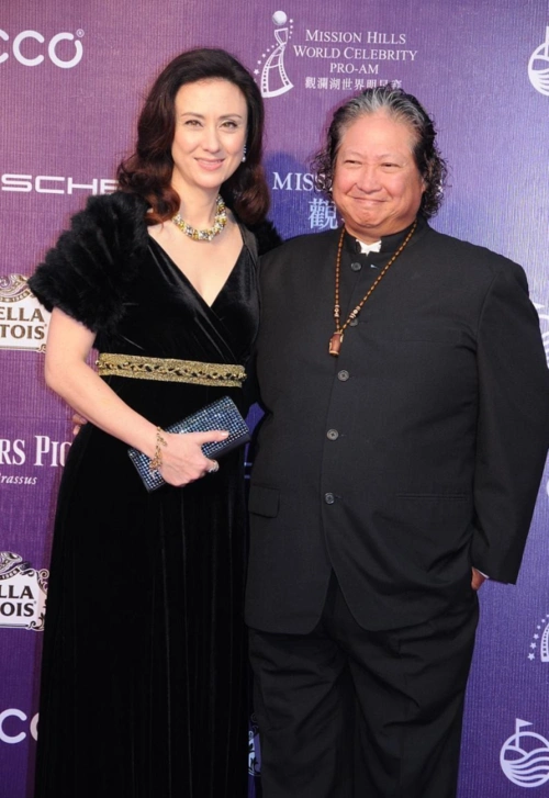 洪金宝有这样的老婆真享福,身材窈窕五官精致,真是越老越有味道