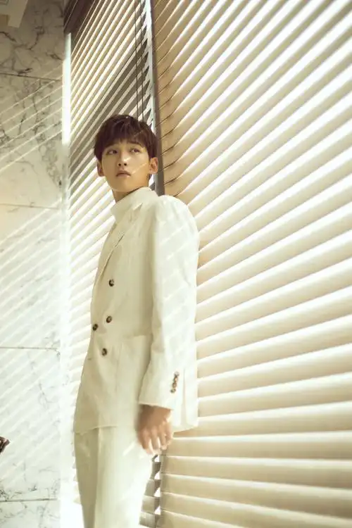 邢昭林初冬写真曝光 白衣少年浅笑瞩目暖人心