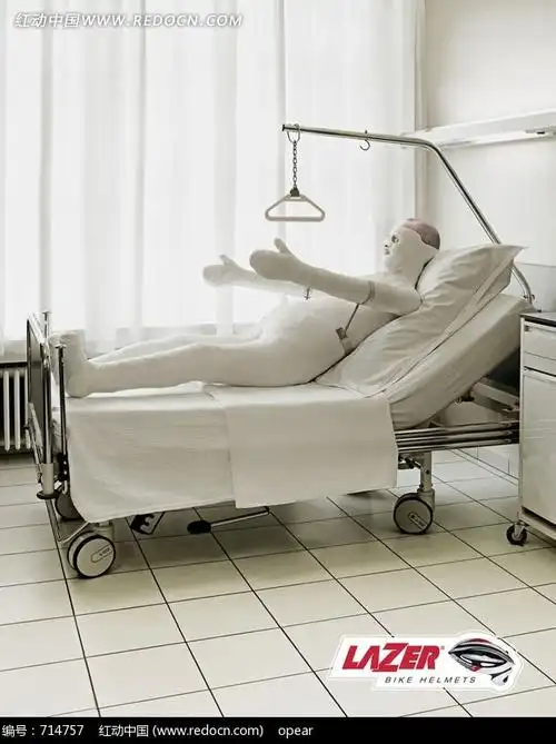 躺在病床上全身缠满绷带的男子