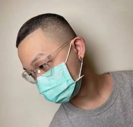 这种寸头发型,把头发贴着头皮剪,只剪剩1至5毫米的发长,整体造型显得