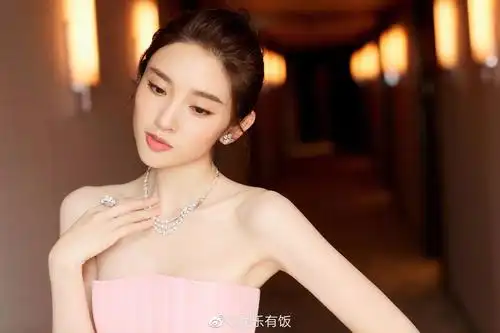 唐艺昕现身上海出席上海电影节活动