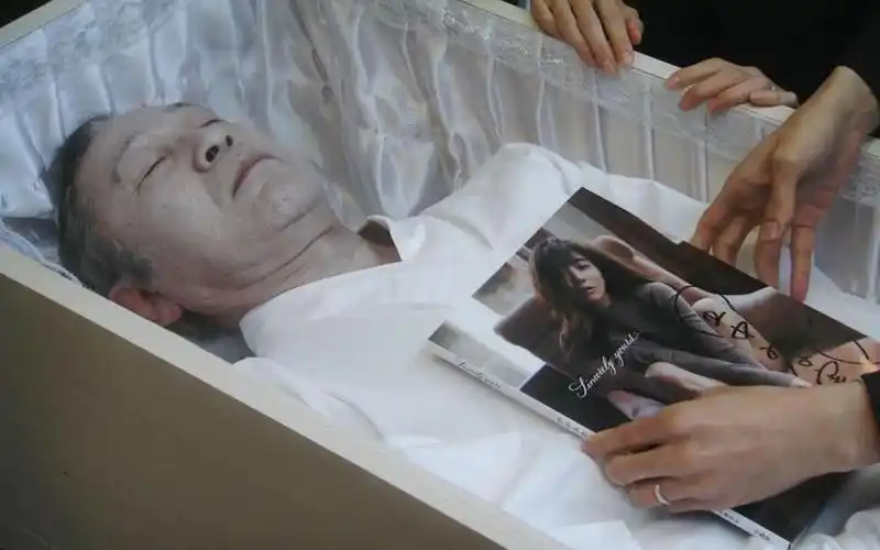 去世父亲的遗体烧不着,女儿灵机一动,把女明星写真放进了棺材里