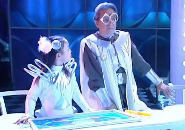 快乐星球老顽童爷爷近照88岁精神气儿十足满头黑发显年轻