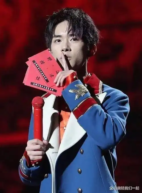 本以为是开玩笑的话没想到易烊千玺真的穿了纪凌尘的衣服