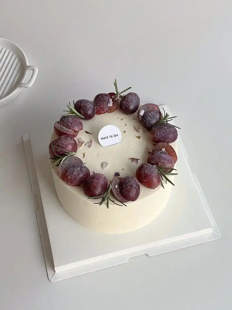 杭州定制红提99水果蛋糕.简约高级的造型,新鲜采购的水果,微 - 抖音