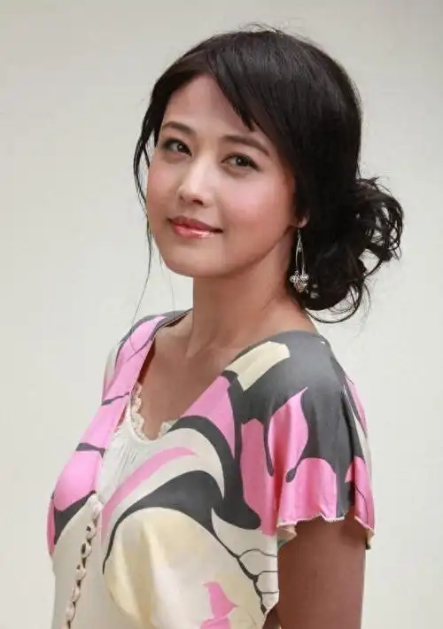 娱乐圈中涌现了许多看起来不老的女明星,但像周海媚这样的60后明星,看