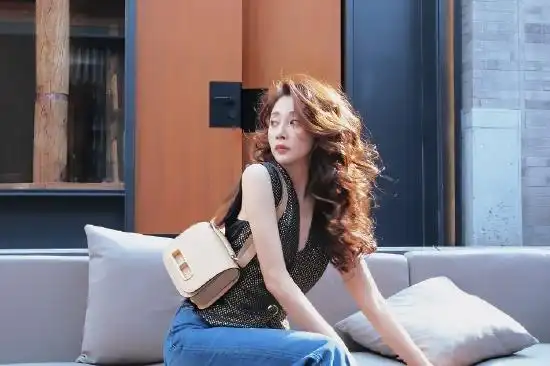 殷桃大波浪卷发造型优雅随性 网友:发量惊人