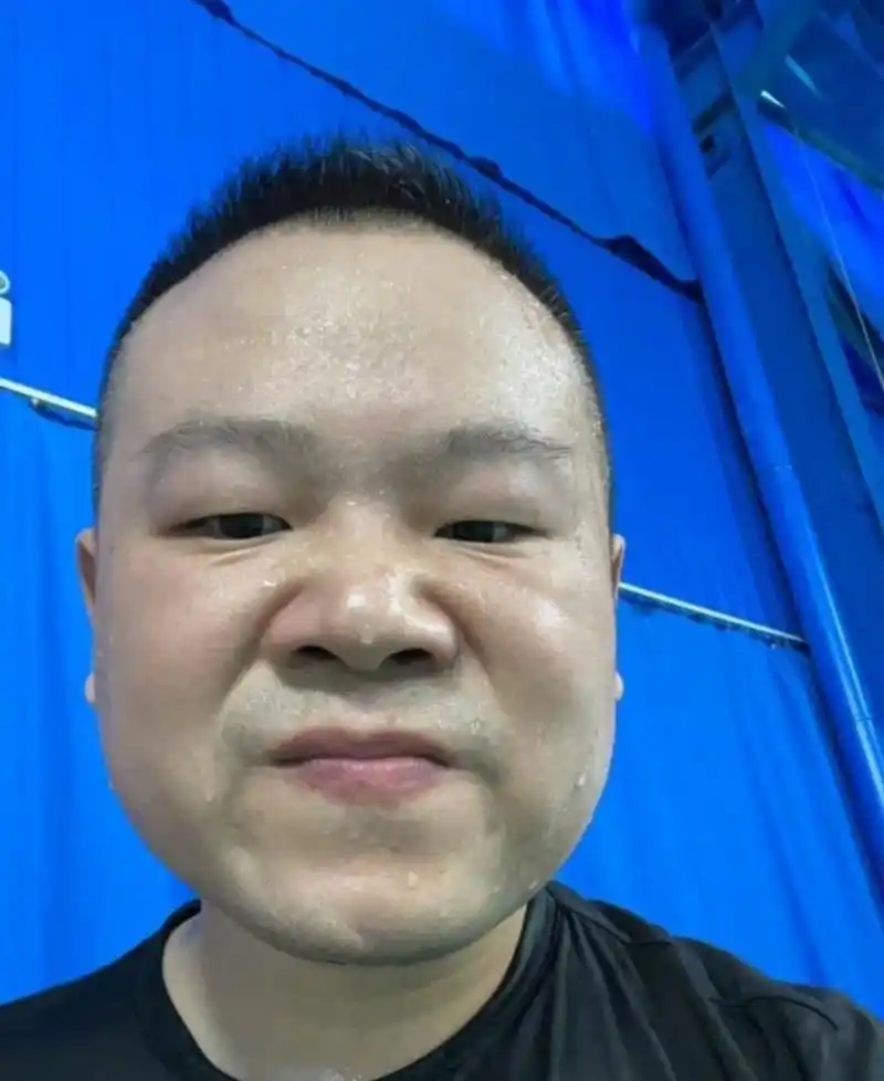 岳云鹏的中秋晚宴:明星家庭中的朴实与温馨 岳云鹏,作为相声界的明星