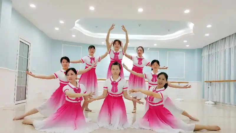 万安滨江舞蹈队《春暖花开》清新唯美8人队形演出版附详细教