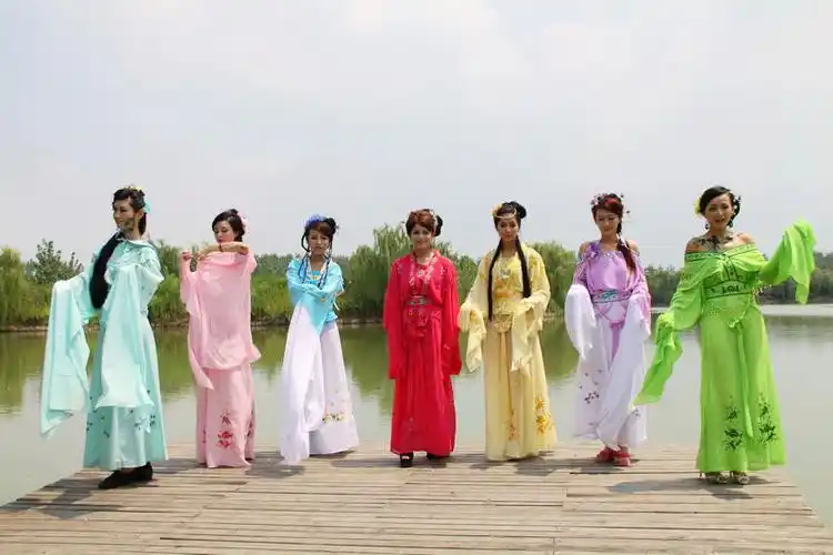 最美七仙女飘然到人间