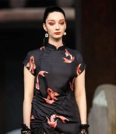 艾玛沃特森一直有着"小赫敏"的称号,虽然她是一个外国人,但是她的五官