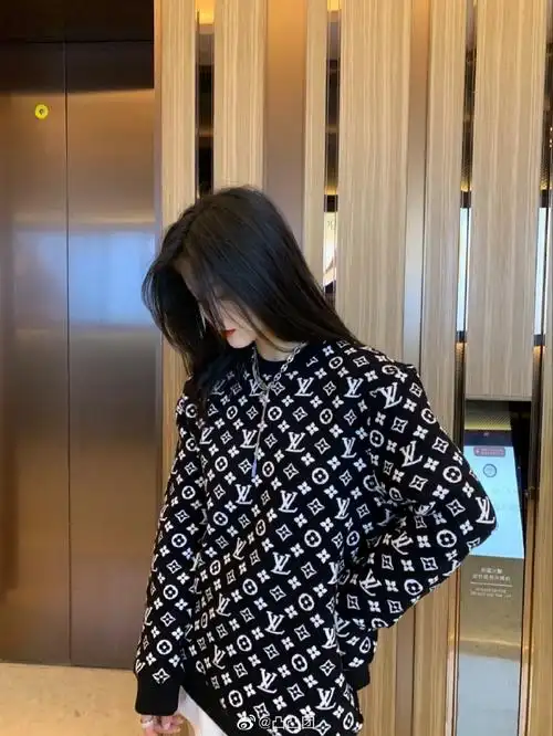 lv路易威登满印满身logo经典提花针织毛衣 . 来自凸凸团 - 微博