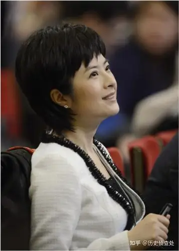 陈磊收敛起了玩世不恭的本性,以端庄肃穆的态度开始"忽悠"起了前央视