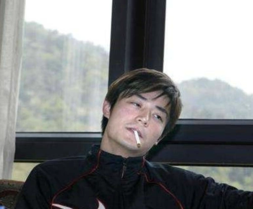 看看霍建华抽烟的这销魂样子.