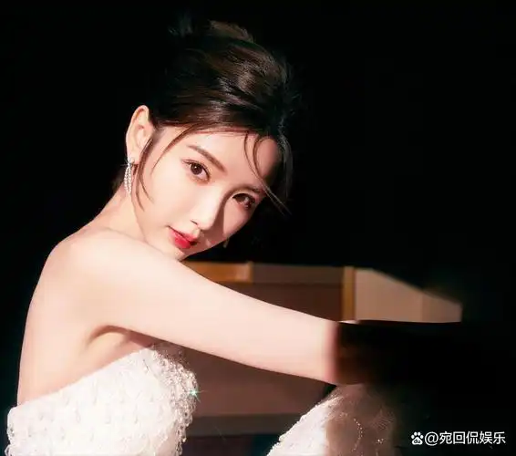 回顾毛晓彤:被亲爹骗5000万,被男友背叛,泪水和失望成就了她