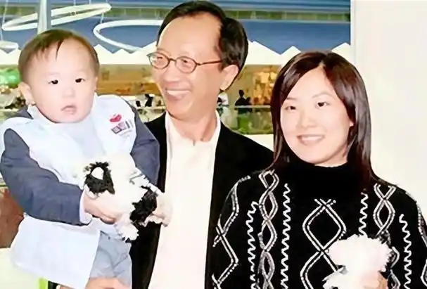 伏明霞22年前不顾全家反对嫁大26岁丈夫的如今后悔了吗