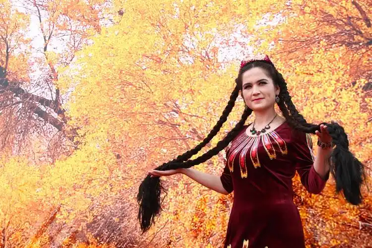 实拍:新疆迷人的维吾尔长辫子姑娘