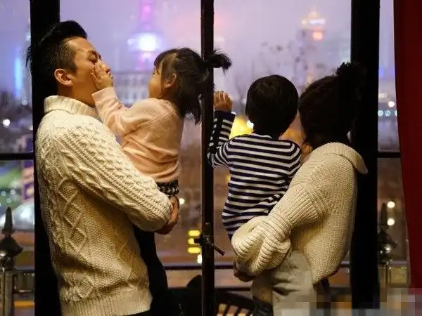 孙俪邓超一家四口