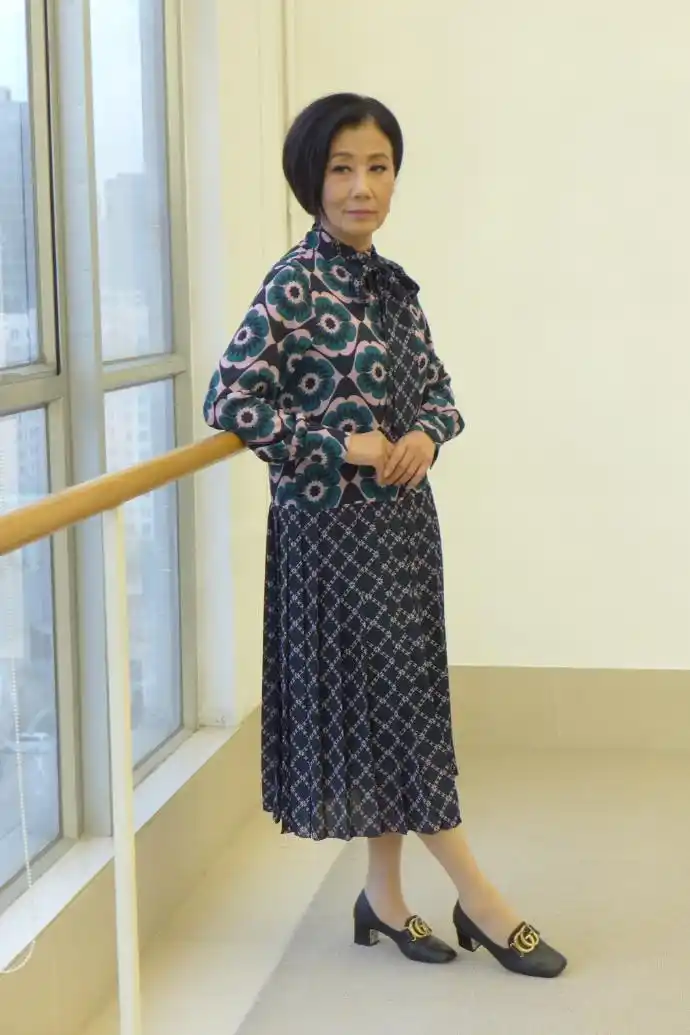 汪明荃时尚感真强,一身"花"也能驾驭自如,一般人hold不住