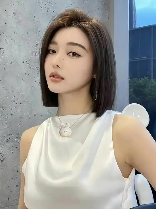 短发女生的时尚秘诀:"一刀切"发型打造清爽干练形象|脸型|卷发|圆脸