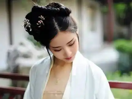 发型还是要数束发的那种,适合中长发女生,把后面一半的头发拿出来扎一