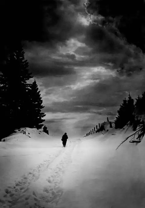 一个人,竖图,黑白,室外,旅途,寂寞,雪,多云,美国,朦胧,模糊,地形,乌云