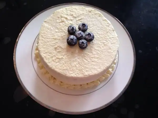 做过 奶油水果装饰蛋糕 前几天自己生日送给自己的蛋糕,简单