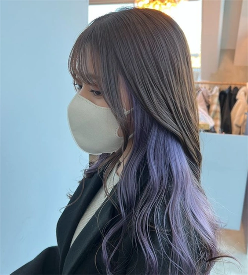 将大胆浅色留在发丝内层,拨弄发丝,绑头发时也能享受挑染的乐趣!