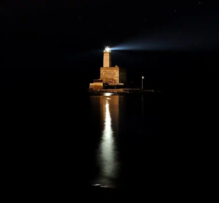 晚上的灯塔,伊索拉堤敬畏灯塔-撒丁岛