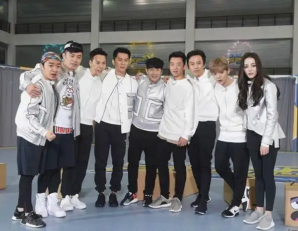 邓超晒跑男合照引热议3分钟内迪丽热巴的名字出现10次