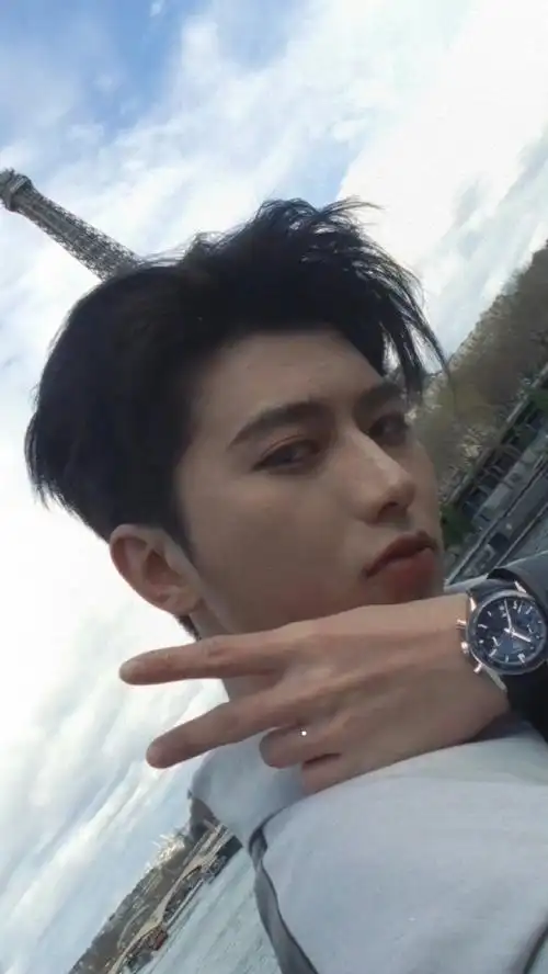 蔡徐坤巴黎自拍视角视频##蔡徐坤巴黎自拍视角vlog