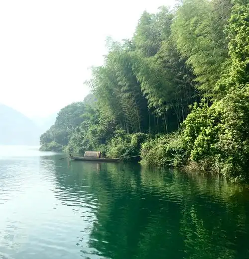差不多一个小时后,太阳升起,迷雾立即消散,这时青山绿水清晰呈现