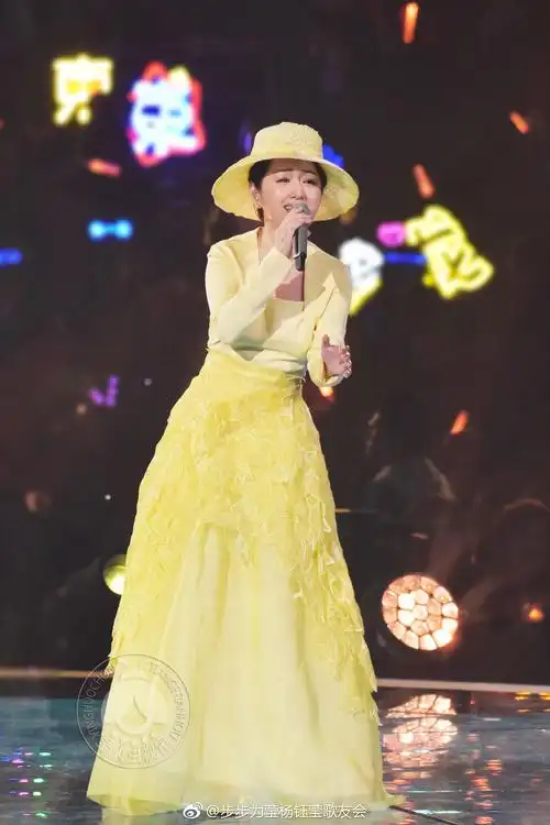 杨钰莹芒果台跨年"穿越"二十多年,冻龄童颜再现当年清纯模样