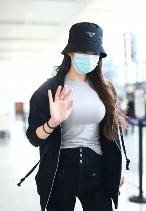 吉娜拥有超模身材,他身穿无缝底衬衫秀出"爆腰",丰满胸围好诱人!