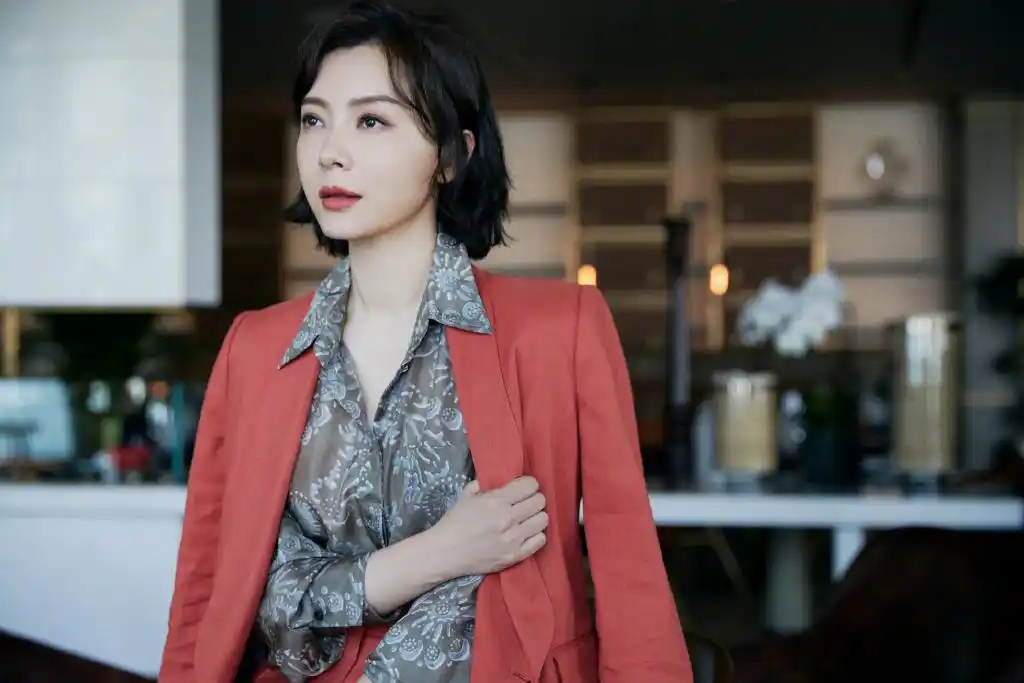 简介:陈数红色西装酷美写真图片,分享一组陈数图片给大家,图中的明星