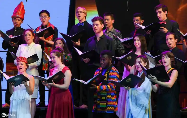 合唱队形图解大全(合唱队形到底怎么排,你还在手舞足蹈地"瞎指挥"吗?