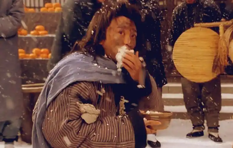 《武状元苏乞儿》:达叔吃狗饭的一幕,使星爷电影一改之前的闹剧风格