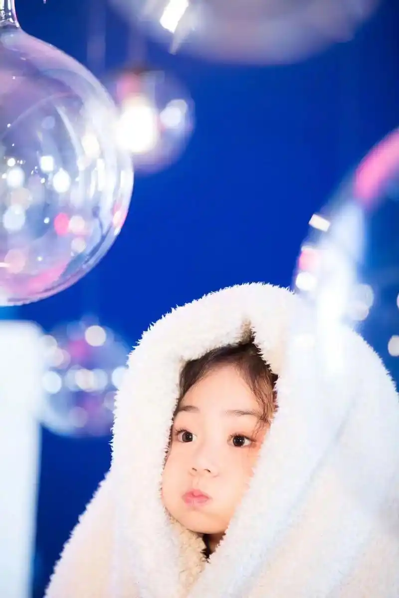 组图:戚薇女儿生日大片曝光 lucky大眼亮晶晶灵动可爱