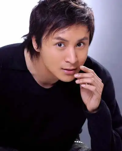 现主持smg娱乐频道品牌栏目《相约星期六》,东方卫视品牌栏目《闪电星