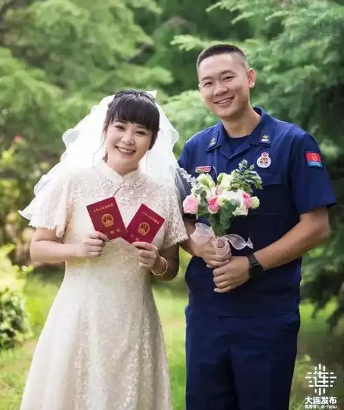 上个月刚领了结婚证,新郎是大连市消防救援支队的消防员,原本小两口