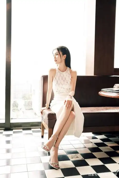 白鹿穿开叉礼服出席活动,四肢纤细双腿白皙,宛如在逃公主!