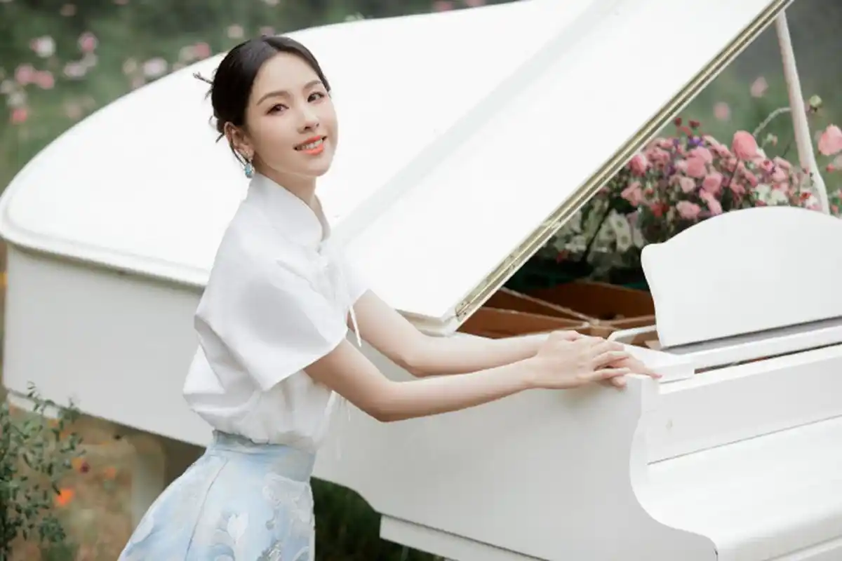 陈都灵中式造型图新鲜出炉[大笑] 不得不说,读过书的女明星果然不一样