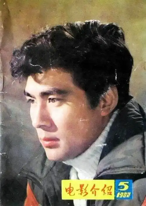 朱时茂八十年代军装照帅到极致,和唐国强是同乡,跟张铁林是同学