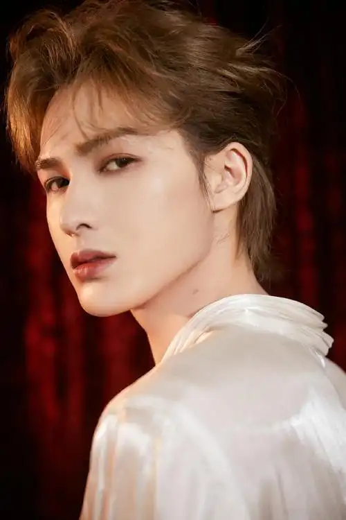 朱正廷《金曲青春》造型照九宫格出炉 行走的雕塑呈现美貌冲击