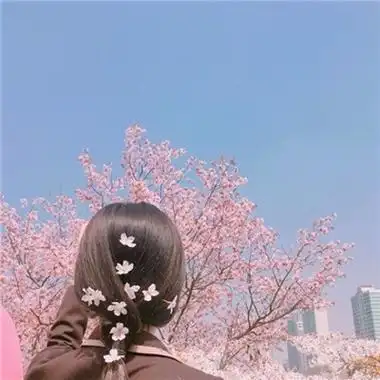 最新版2021女生小清新背影花海头像 我能给你一场不分手的恋爱