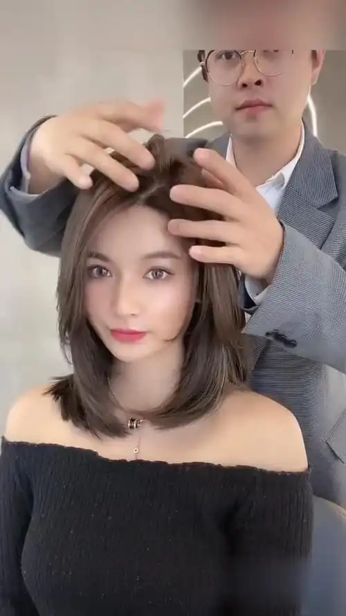 长度可以扎马尾的气质锁骨发,搭配适合夏季的浅亚麻色,好看又好打理