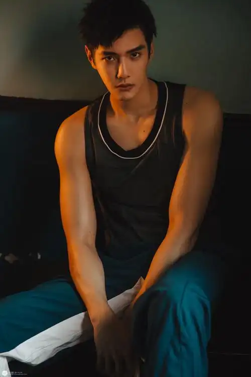 帅哥明星彦希篮球t恤写真图片秀健硕身材 _ 帅哥明星彦希篮球t恤写真