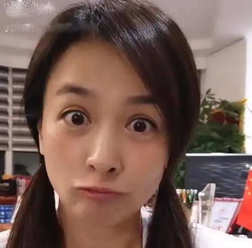 张庭最新怼脸照惊呆网友:这哪是49岁老阿姨,分明是25岁小姐姐